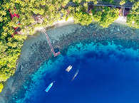 Die Sali Bay in Halmahera aus der Vogelperspektive 