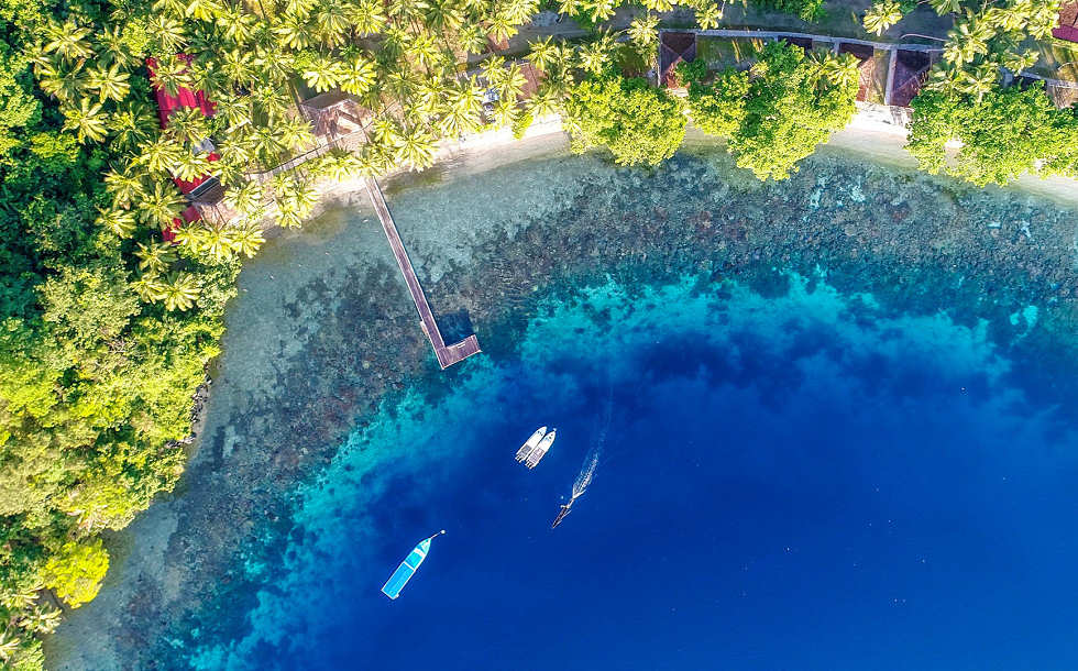 Die Sali Bay in Halmahera aus der Vogelperspektive 