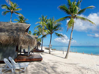 Feiner Sandstrand im Maitai Hotel Rangiroa