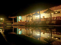 Pool und Restaurant des SAVU South Alor bei Nacht 