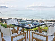 Tages-Restaurant mit Blick über die Pantar Strait 