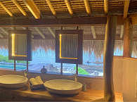 Badezimmer in einer Villa auf den Klippen des SAVU South Alor  