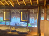 Badezimmer in einer Villa auf den Klippen des SAVU South Alor  