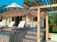 Terrasse einer Villa mit Liegen und Freisitz 