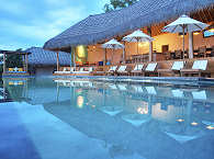 Pool und Liegebereich vor dem Restaurant des SAVU South Alor