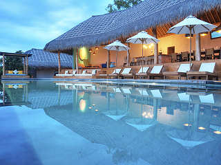 Pool und Liegebereich vor dem Restaurant des SAVU South Alor 