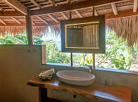 Badezimmer eines der Bungalows im SAVU South Alor 