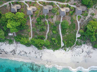 Blick auf die Beach Cottages am weißen Badestand des SAVU 