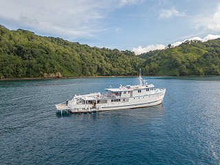 MV Sea Hunter in der Chatham Bay · Liveaboard Cocos Island 