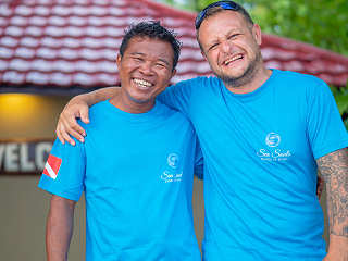 Resort-Leiter Steve Radics mit Divemaster Dolfye – Sea Souls Dive Resort, Bangka 