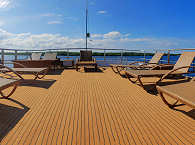 Sonnendeck mit Liegen gleich unter dem Himmel 