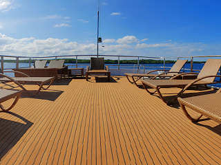 Sonnendeck mit Liegen gleich unter dem Himmel 