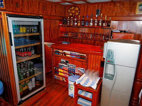 Bar im Salon – Safariboot Malediven 