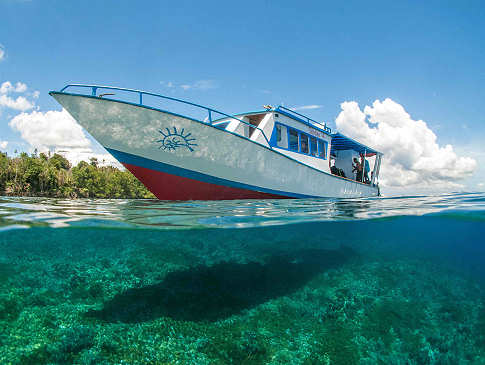 Tauch-Boot des Siladen Dive Center 