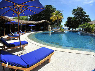 Pool-Landschaft mit Liegen 