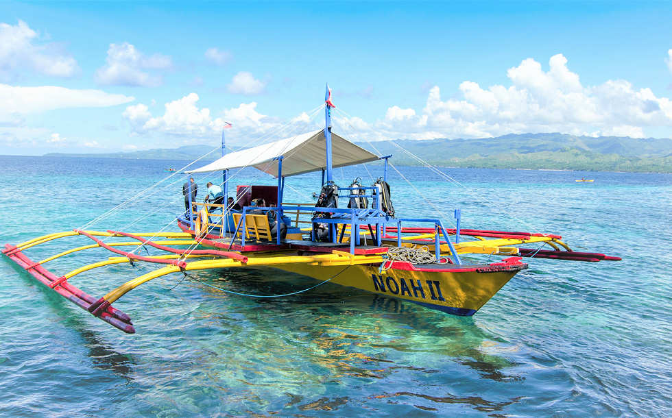 Noah II – eines der beiden philippinischen Auslegerboote des Dive Centers 