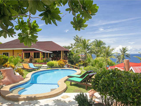 Idyllischer Garten des Sunset Dive Resort Bohol 
