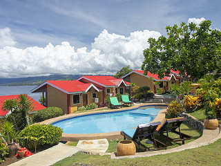 Pool und Bungalows im Sunset Dive Resort Bohol 