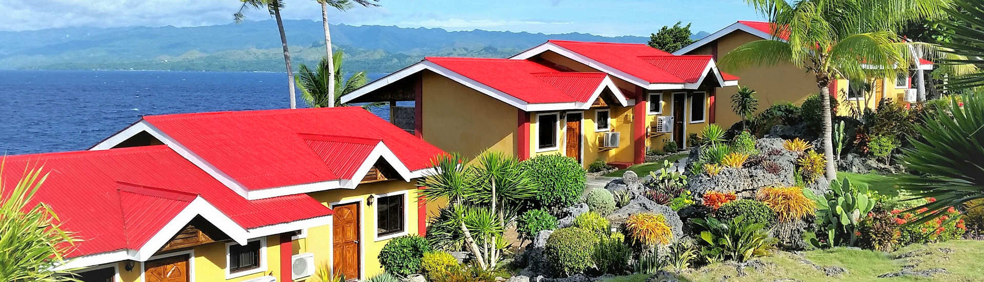 die 3 Doppelbungalows über der Bucht 