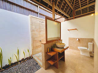 offenes Badezimmer in einem Hillside Bungalow 