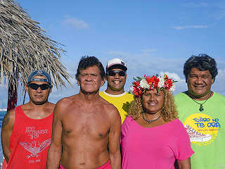 Annabelle und Sané Richmond mit Team vom Teatamanu Village & Diving