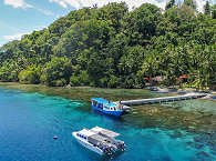 Blick auf den Jetty der Sali Bay Tauchbasis in Halmahera 