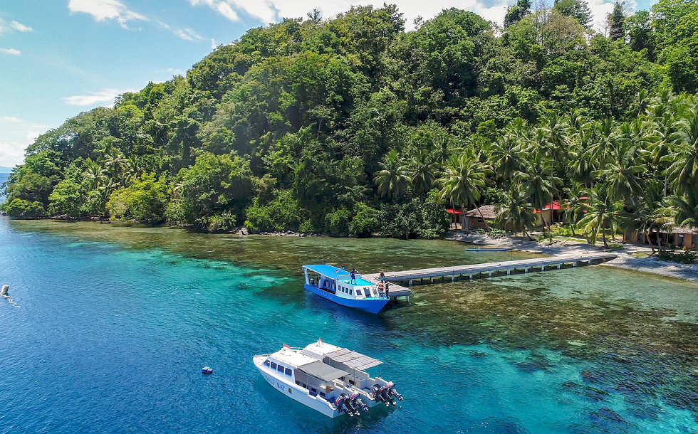 Blick auf den Jetty der Sali Bay Tauchbasis in Halmahera 