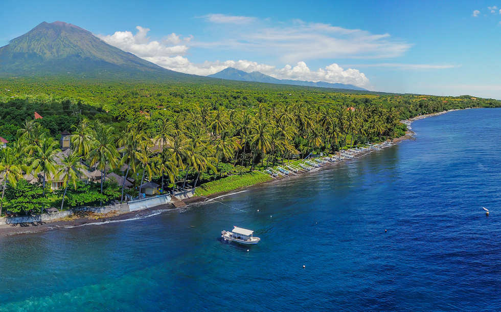 Balis Nord-Ostküste um Tulamben. Im Hintergrund der Vulkan „Gunung Agung“ 