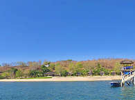 Blick vom Wasser auf den Jetty des Kalimaya Dive Resorts 