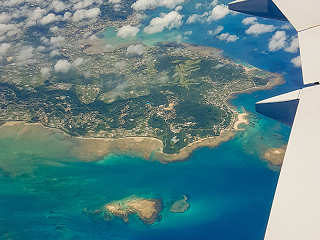 Anflug in die tropische Inselwelt Okinawas 