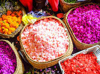 Farbenfrohe Blüten auf balinesischen Markt