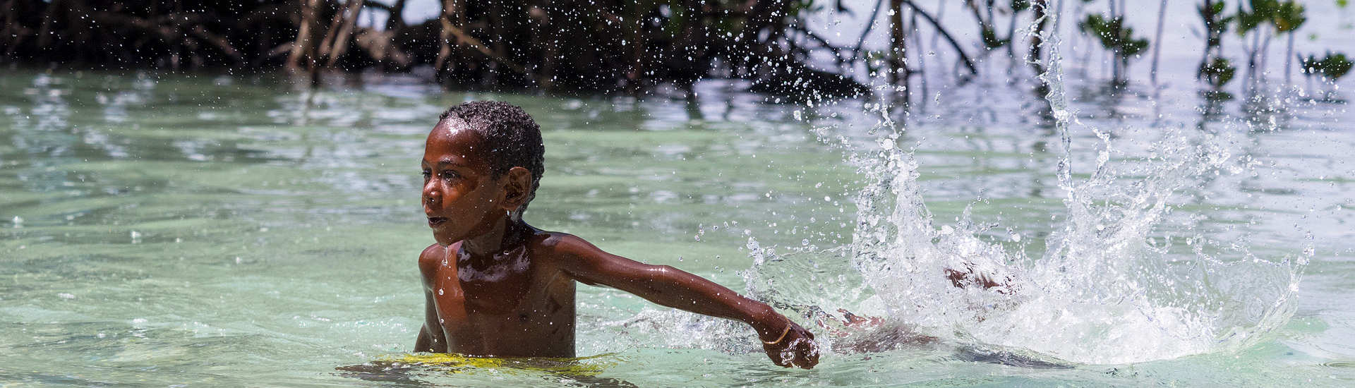 Badende Kinder in West Papua 