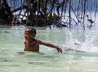 Badende Kinder in West Papua 