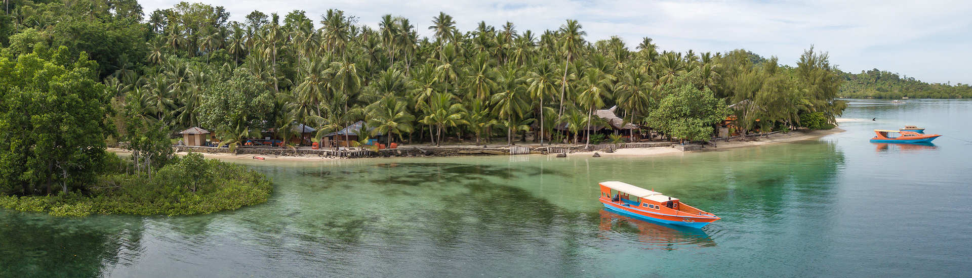 Blick auf das Blue Bay Divers Tauchresort auf Sahaung – Nord Sulawesi 