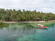 Blick auf das Blue Bay Divers Tauchresort auf Sahaung – Nord Sulawesi 