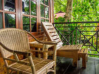 Gemütliche Terrasse – Froggies Divers Resort Bunaken, Nord Sulawesi 
