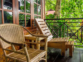 Gemütliche Terrasse – Froggies Divers Resort Bunaken, Nord Sulawesi 