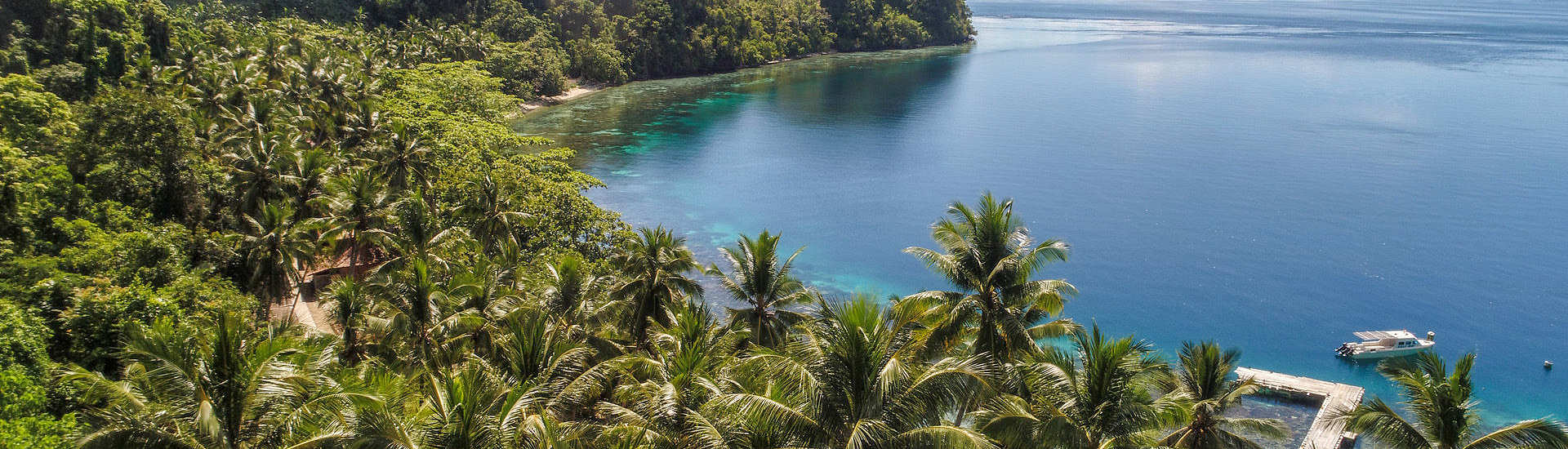 Blick auf die Sali Bay in Halmahera mit dem gleichnamigen Tauchresort 
