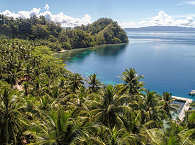 Blick auf die Sali Bay in Halmahera mit dem gleichnamigen Tauchresort 