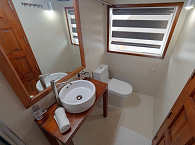 Badezimmer mit WC, Waschbecken und Dusche (Oberdeck) 