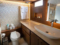 Badezimmer mit Dusche, WC und Waschbecken auf der Gallant Lady 