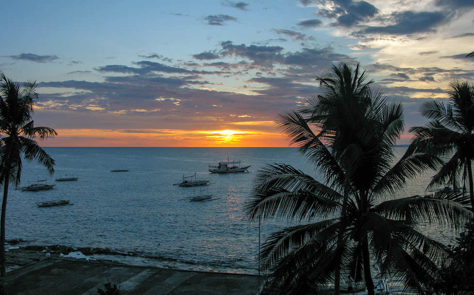 Safariboot Goyo im Sonnenuntergang vor Apo Island, Negros 