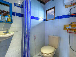 Badezimmer mit Kalt- und Warmwasserdusche und WC 