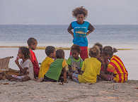 Kinder am Strand in Raja Ampat, Indonesien 