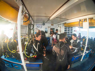 Tauchdeck der Raja Ampat Aggressor 