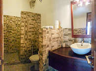 gemauertes Bad mit Warmwasserdusche und WC 