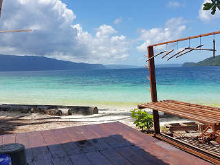 Blick aus der Tauchbasis auf die Bucht an der Iris Strait 