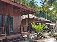 Bungalows mit kleinen Terrassen direkt am Strand 