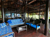 Sofas im offenen Haupthaus des Resorts 