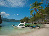 Tauchboot am Strand des Tauchresorts 